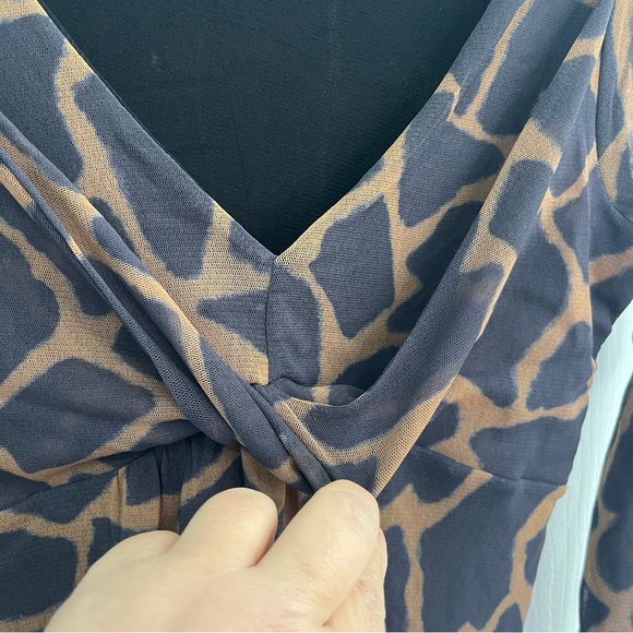 Weston Wear Womens Medium Black & Brown Giraffe Print V-Neck Shirt Blouse Top - Picture 4 of 12